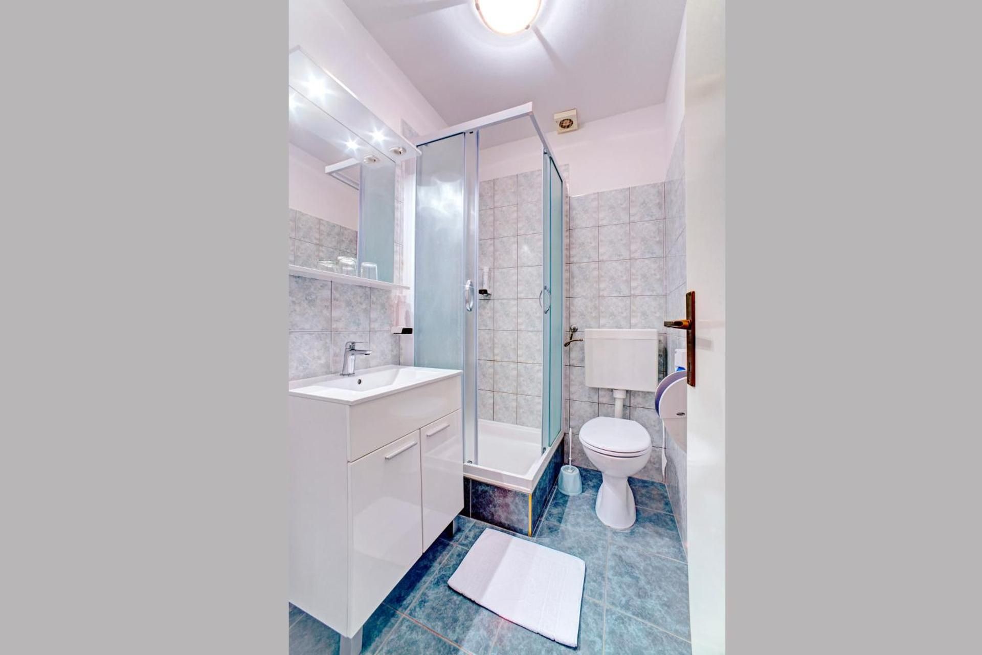 One-Bedroom Apartment - Annex