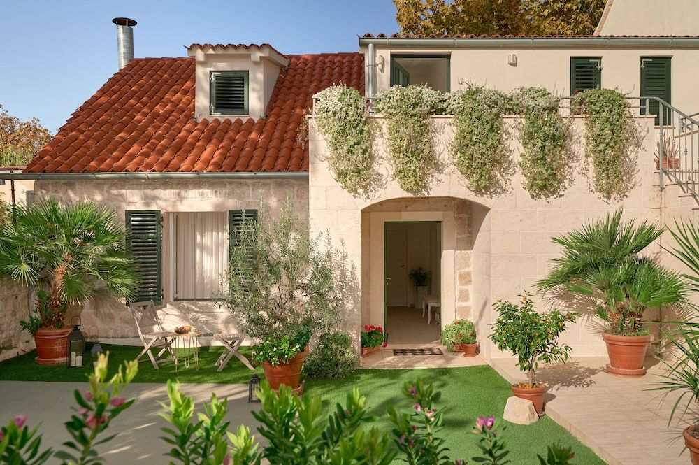 undefined Lanterna Rooms 6