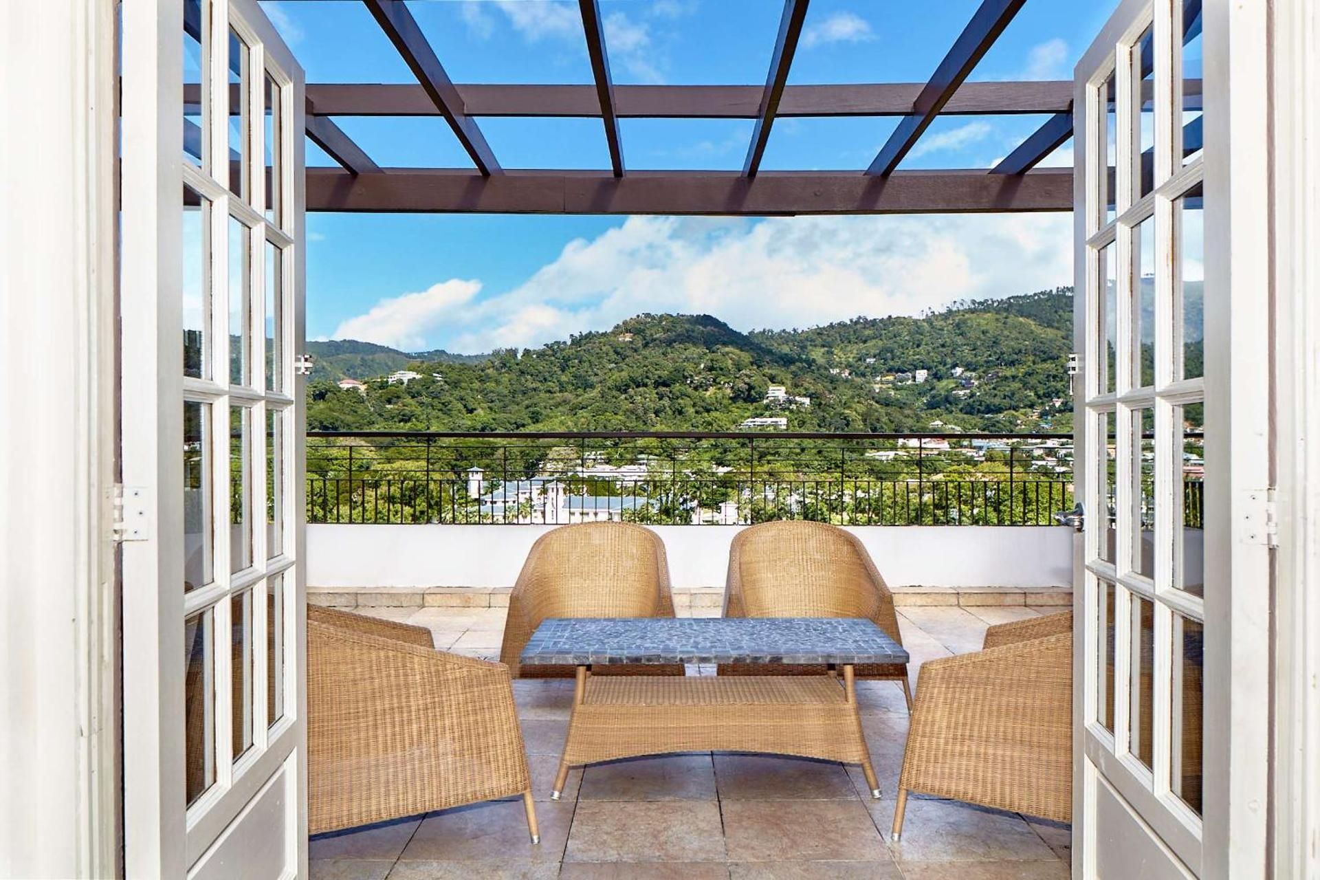 1 King Deluxe Sundeck Suite