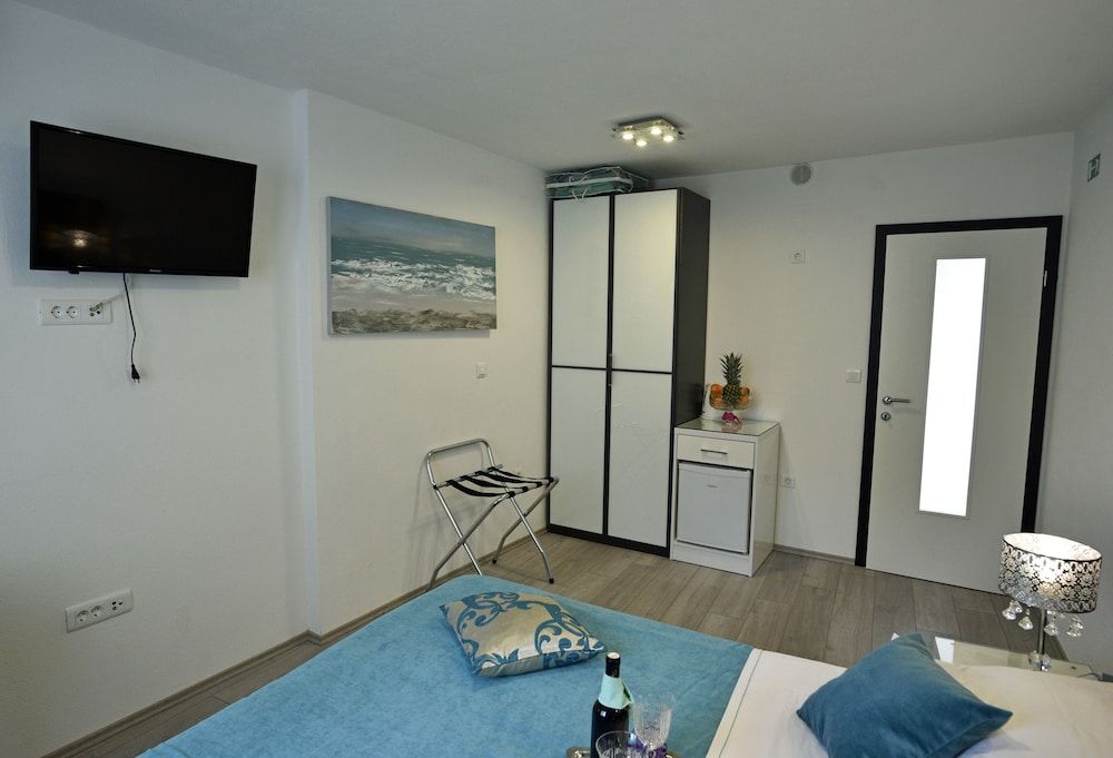 Kuzma Rooms Premium Double or Twin Room (Dvornikova street, Annex) 9