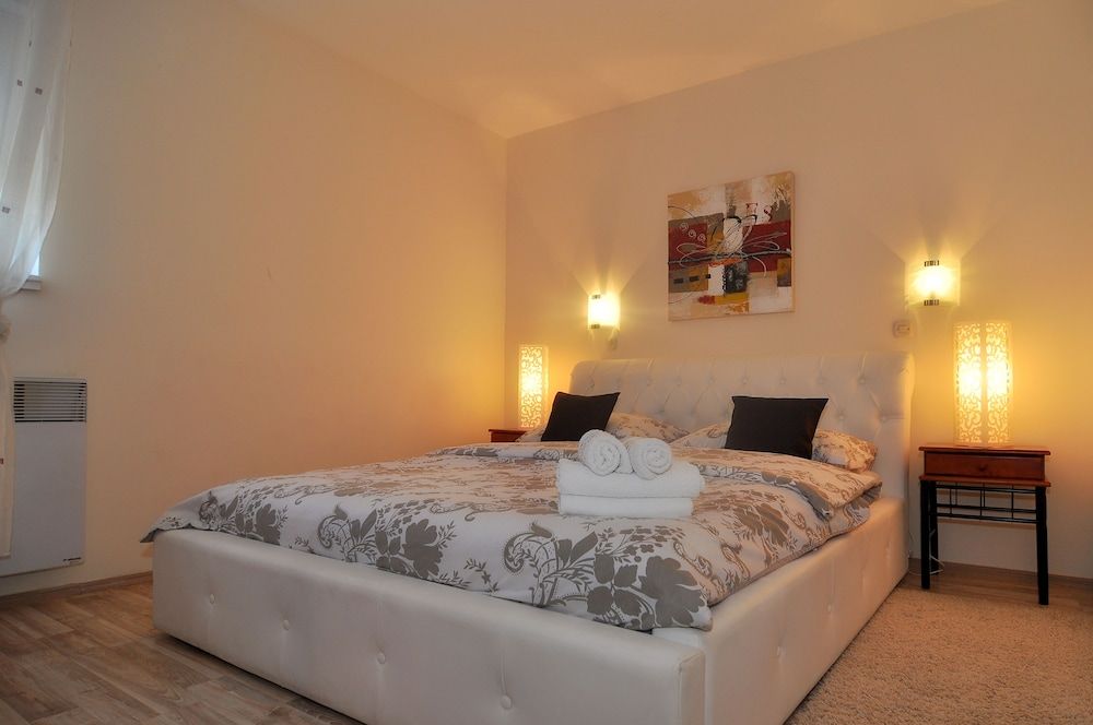 Villa Vanilla with Heated Pool Apartment, 2 Bedrooms, Terrace, Pool View 4