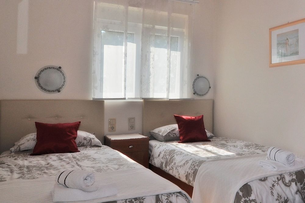 Villa Vanilla with Heated Pool Luxury Apartment, 2 Bedrooms, Private Pool, Pool View