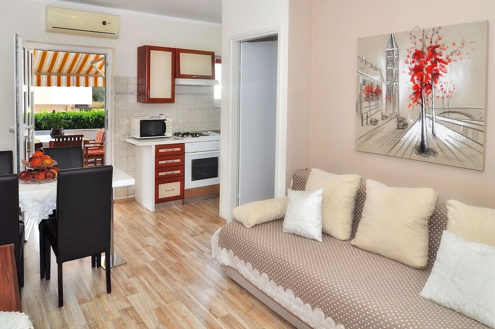 Villa Vanilla with Heated Pool Apartment, 2 Bedrooms, Terrace, Pool View 9