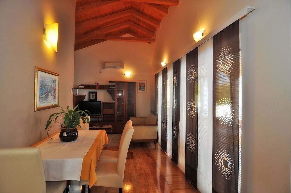 Villa Vanilla with Heated Pool Luxury Apartment, 2 Bedrooms, Private Pool, Pool View 5