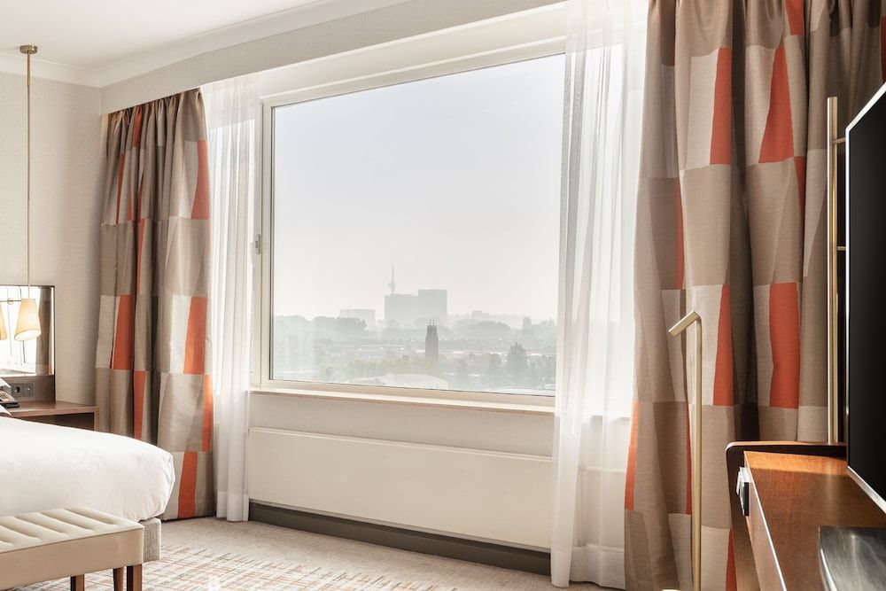 Hilton Amsterdam Deluxe Room, 1 King Bed 5