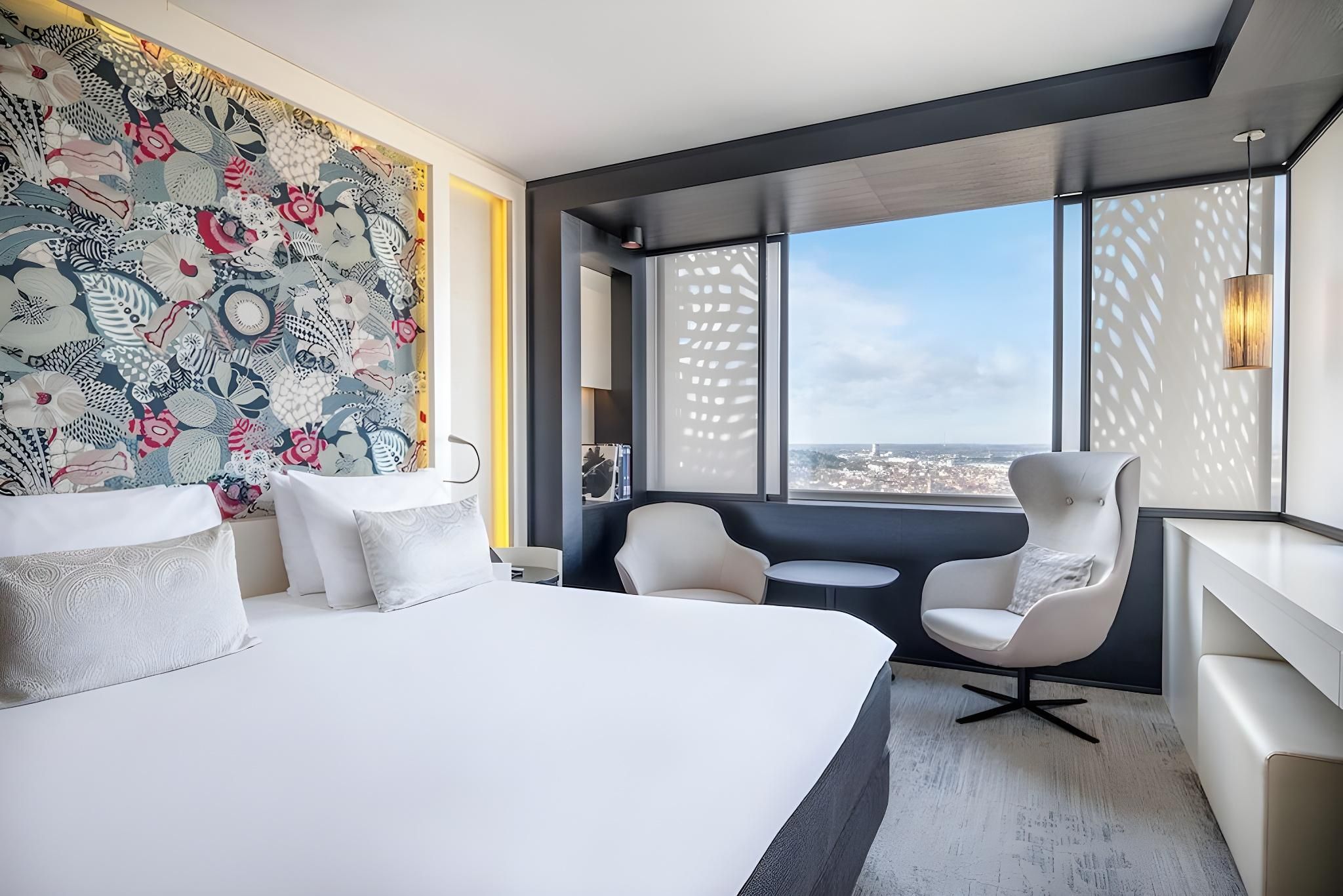 Deluxe Panorama Corner Room with Lounge Access