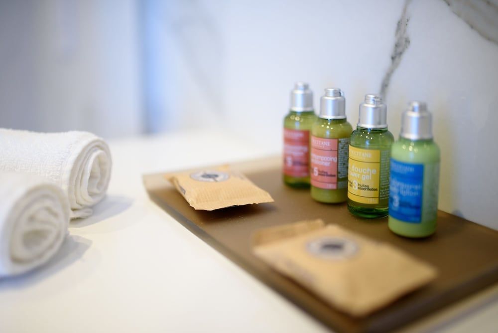 Royal Blue Hotel Deluxe Room, Balcony 9