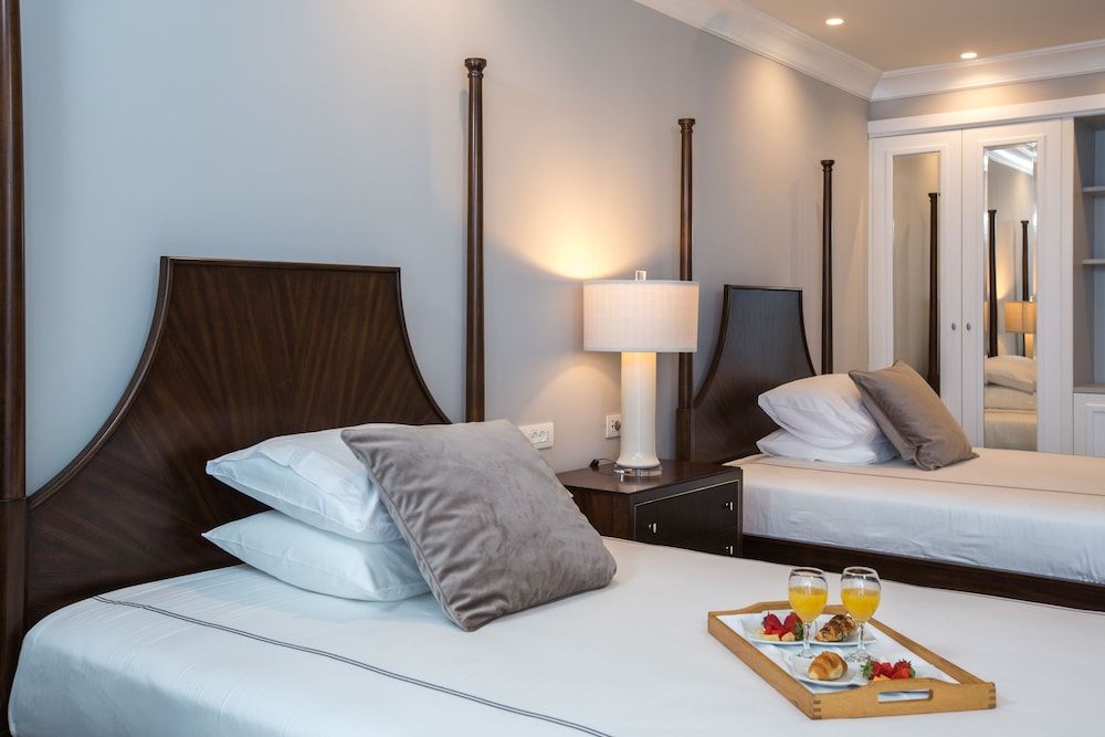 Royal Blue Hotel Deluxe Room, Balcony 2