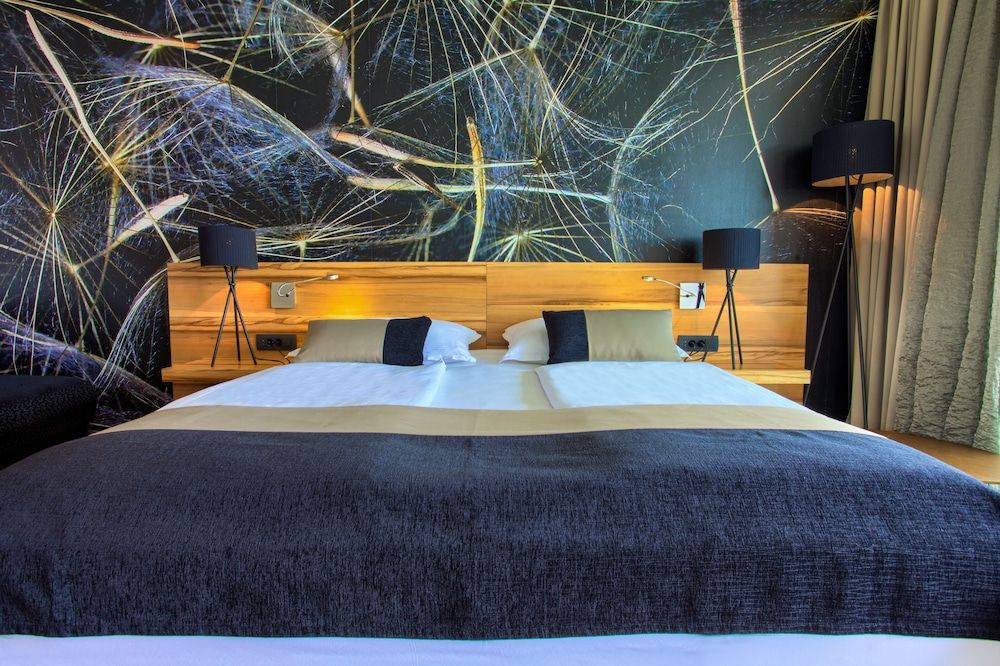 Deluxe double room with balcony and sea view (A2)