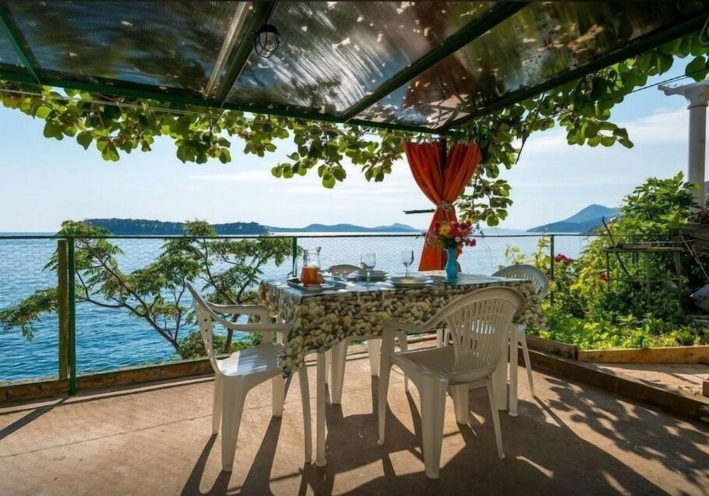 Sea of Eden Romantic Apartment, 1 King Bed, Terrace, Beachside 6