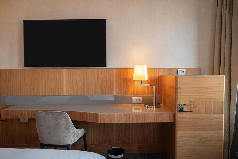 Hilton Milan Deluxe Room, 1 King Bed 5