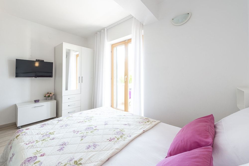 Cina Apartments Basic Studio, 1 Queen Bed, Balcony, Sea View 2