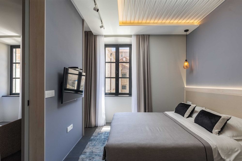 Triple Room (Triple Room)