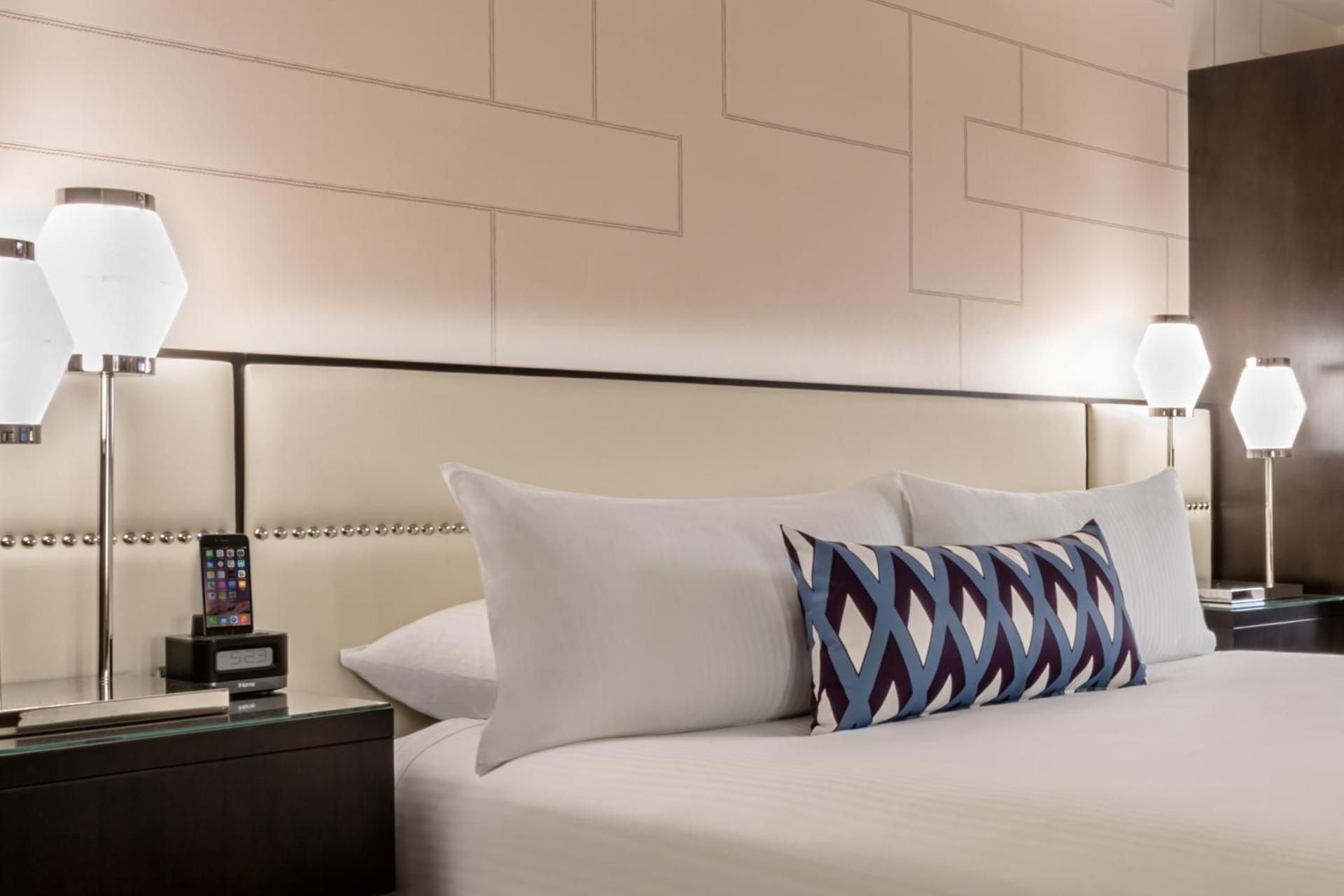 Valley Deluxe Room - 2 Queens, Accessible Roll-In, Non-Smoking