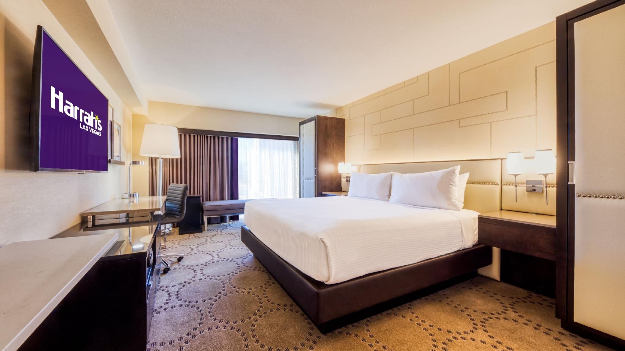 Mountain Deluxe Room King Strip View Non-Smoking