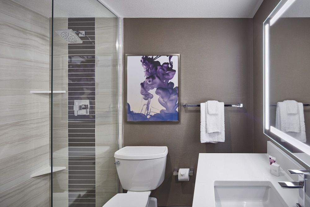 Harrah’s Las Vegas – A Caesars Rewards Destination Mountain Tower Deluxe Room, 2 Queen Beds, Non-Smoking 4