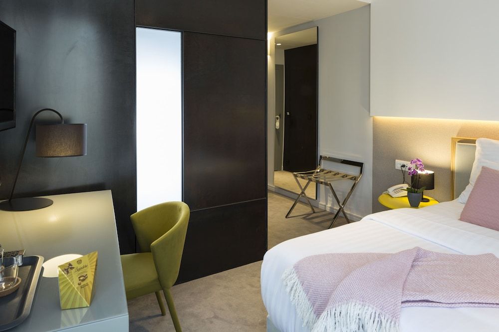 Livris Hotel Standard Double or Twin Room, City View 9