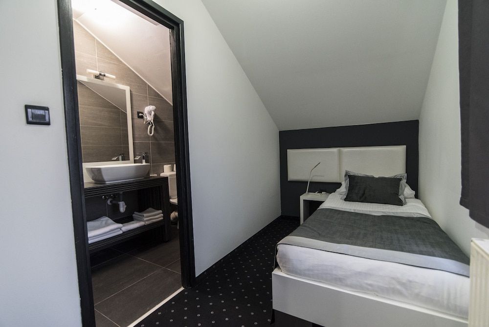 Hotel Cool Zagreb Airport Comfort Triple Room 4
