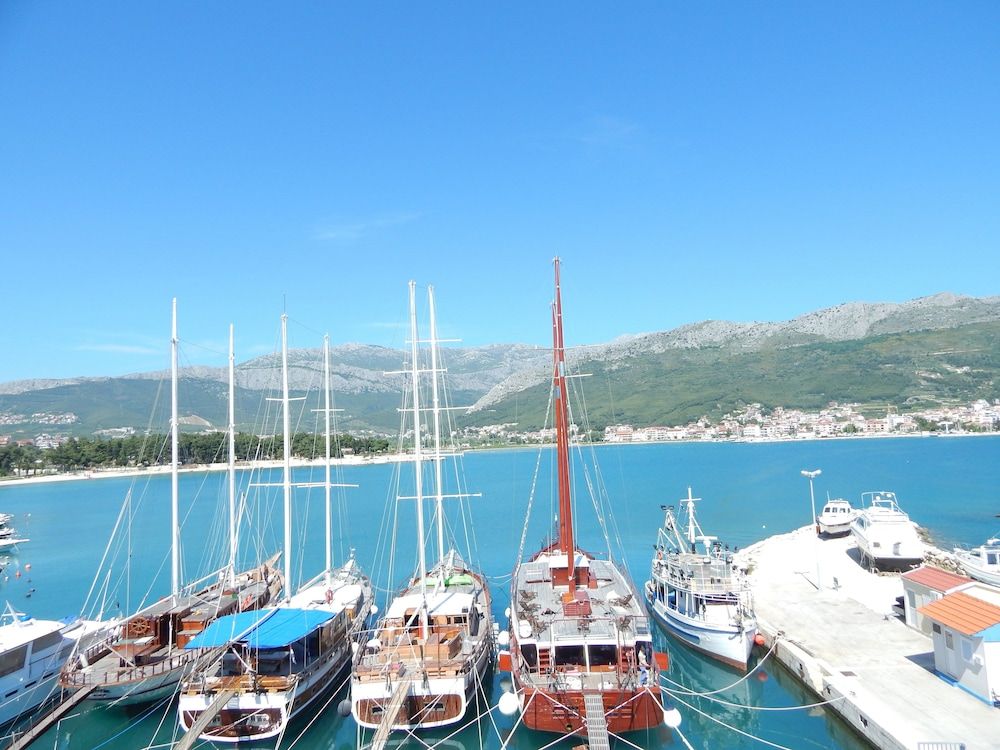 undefined Apartments Rooms PORAT 6
