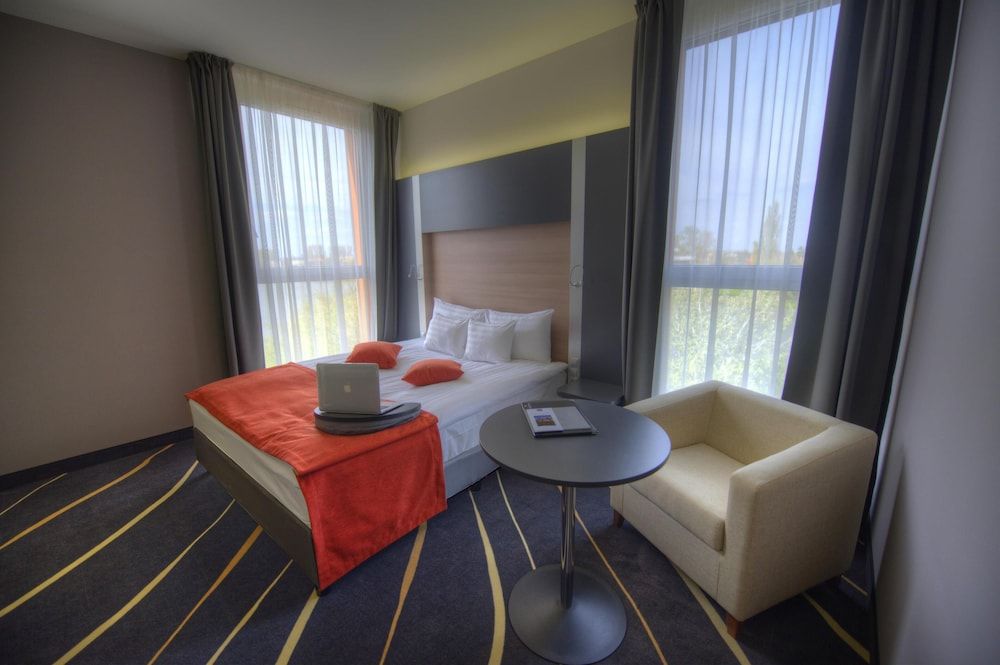 Best Western Plus Lakeside Hotel Standard Room, 1 King Bed, Lake View (Quiet Location) 9