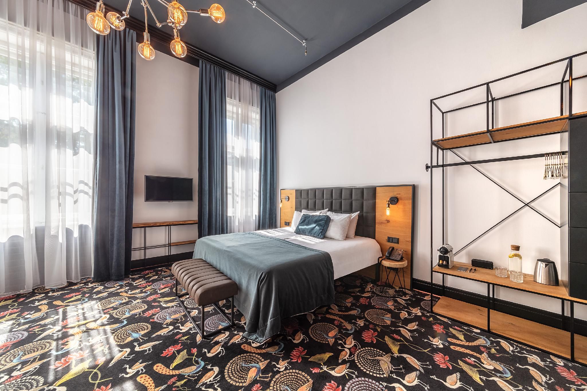 Black Rum Large Plus Room