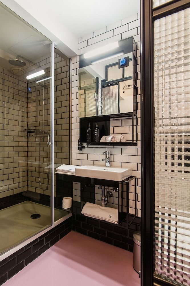 Hotel Rum Budapest Light Twin Rum (Small) 4