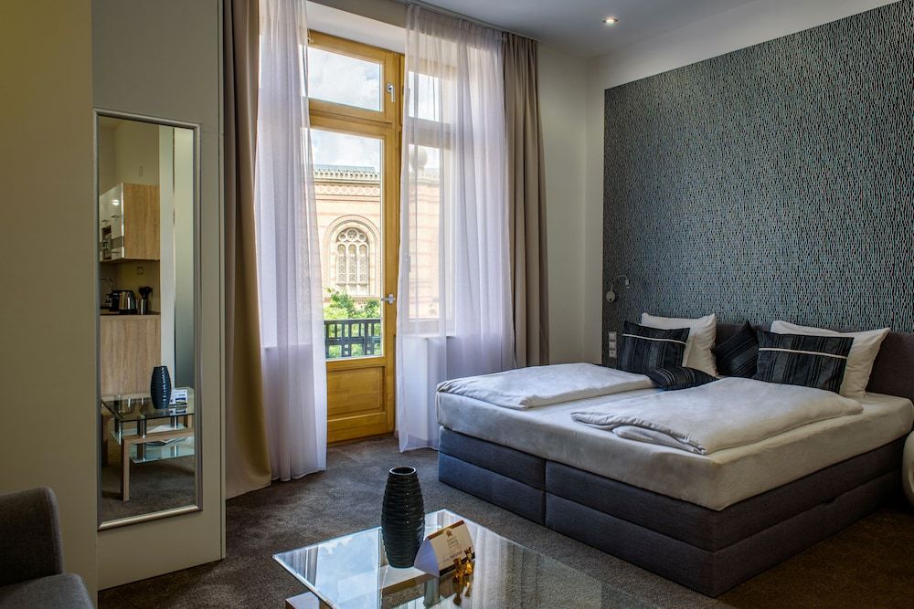 Karoly Corner Residences Executive Apartment, 1 King Bed, Non Smoking 9