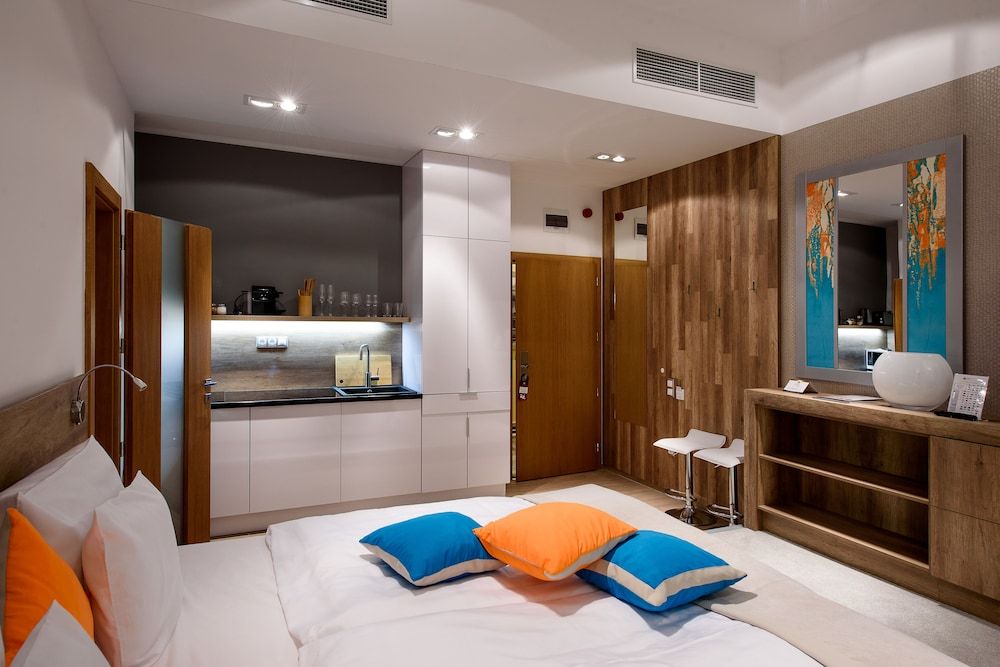 Karoly Corner Residences Executive Apartment, 1 King Bed, Non Smoking 3