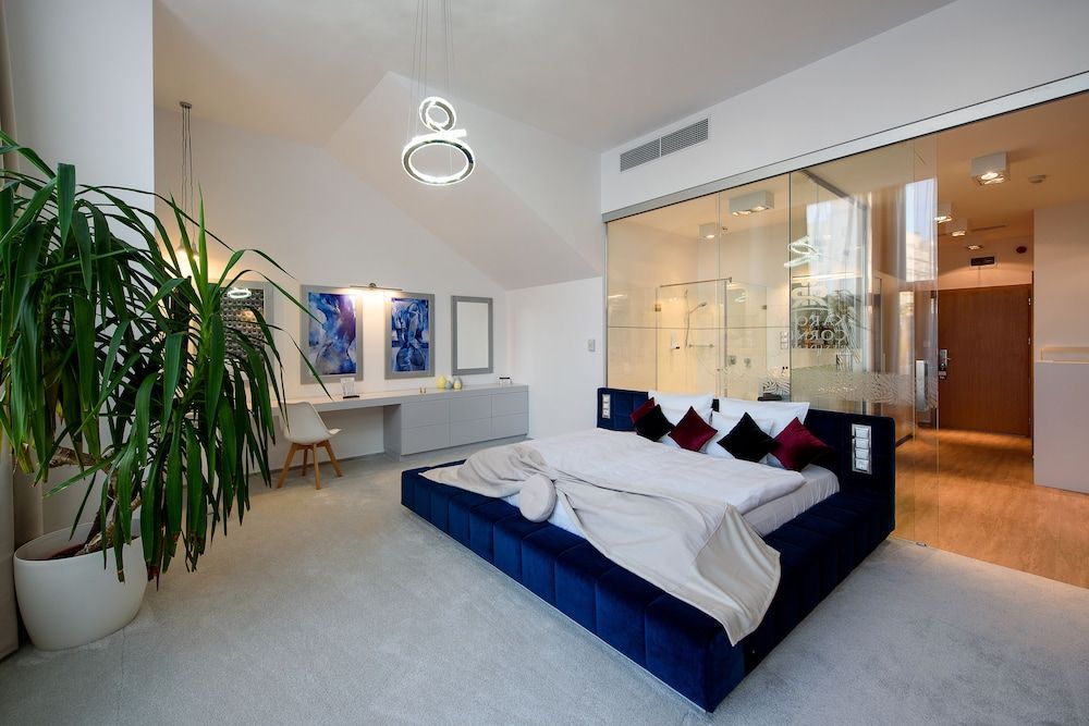 Karoly Corner Residences Deluxe Apartment, 1 King Bed, Non Smoking 8