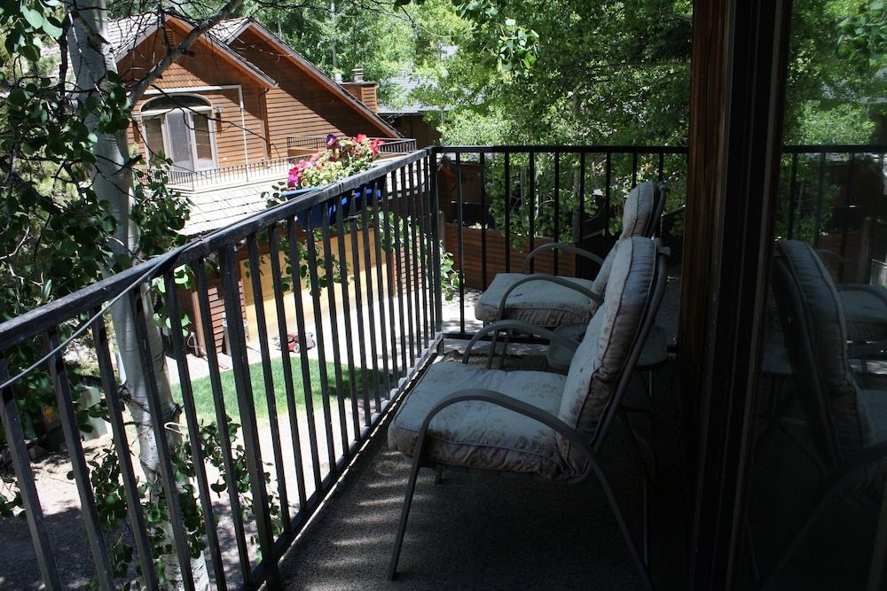 St. Moritz Lodge & Condominiums Standard Condo, 2 Bedrooms, Private Bathroom 3