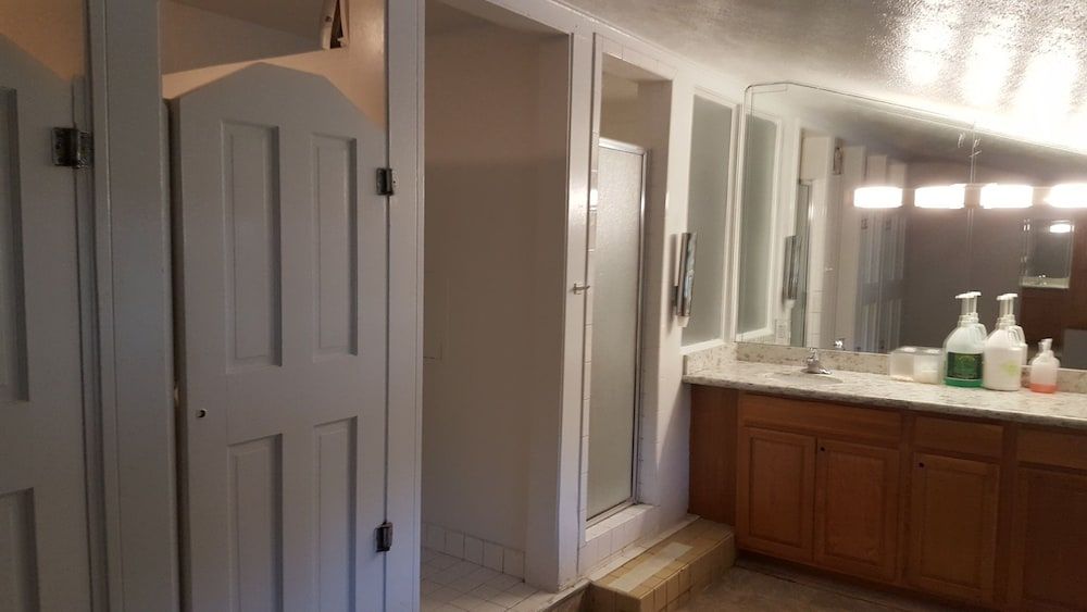 St. Moritz Lodge & Condominiums Economy Twin Room, 1 Double Bed (PRIVATE HOSTEL) (SHARED BATHROOM) 4