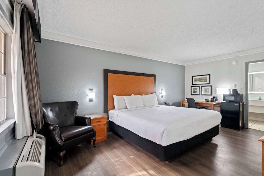 Room, 1 King Bed, Accessible, Non Smoking (Mobility,Tub w/Grab Bars)