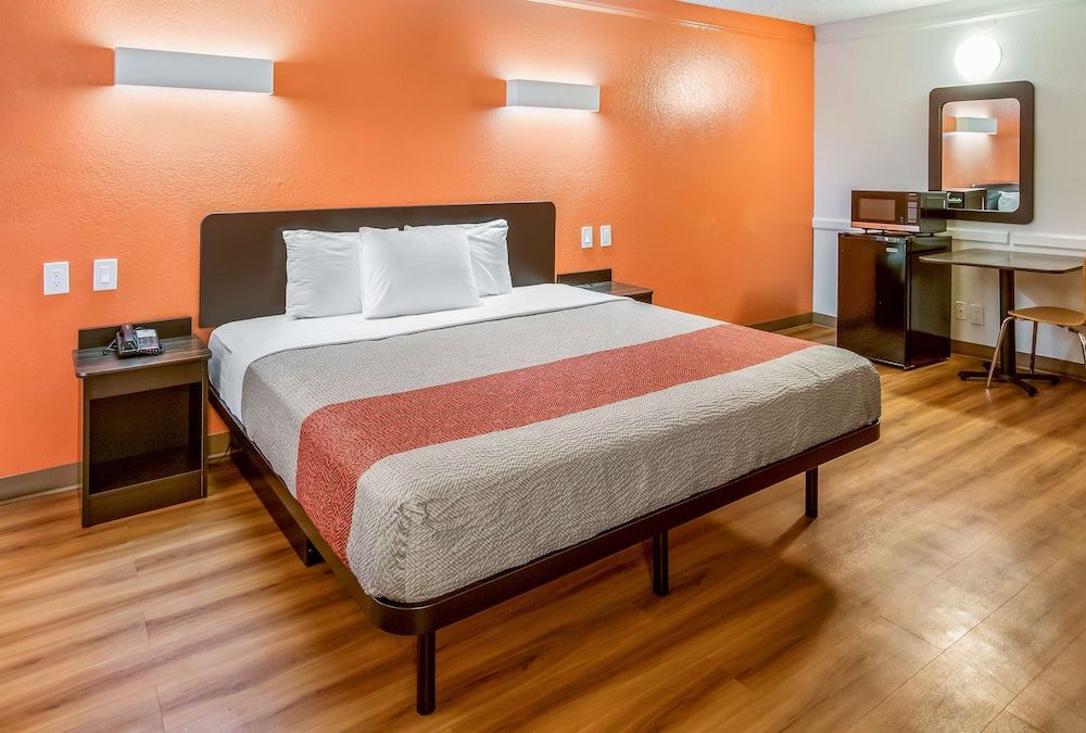 Motel 6 Euless, TX - DFW West Standard Room, 1 King Bed, Non Smoking 6