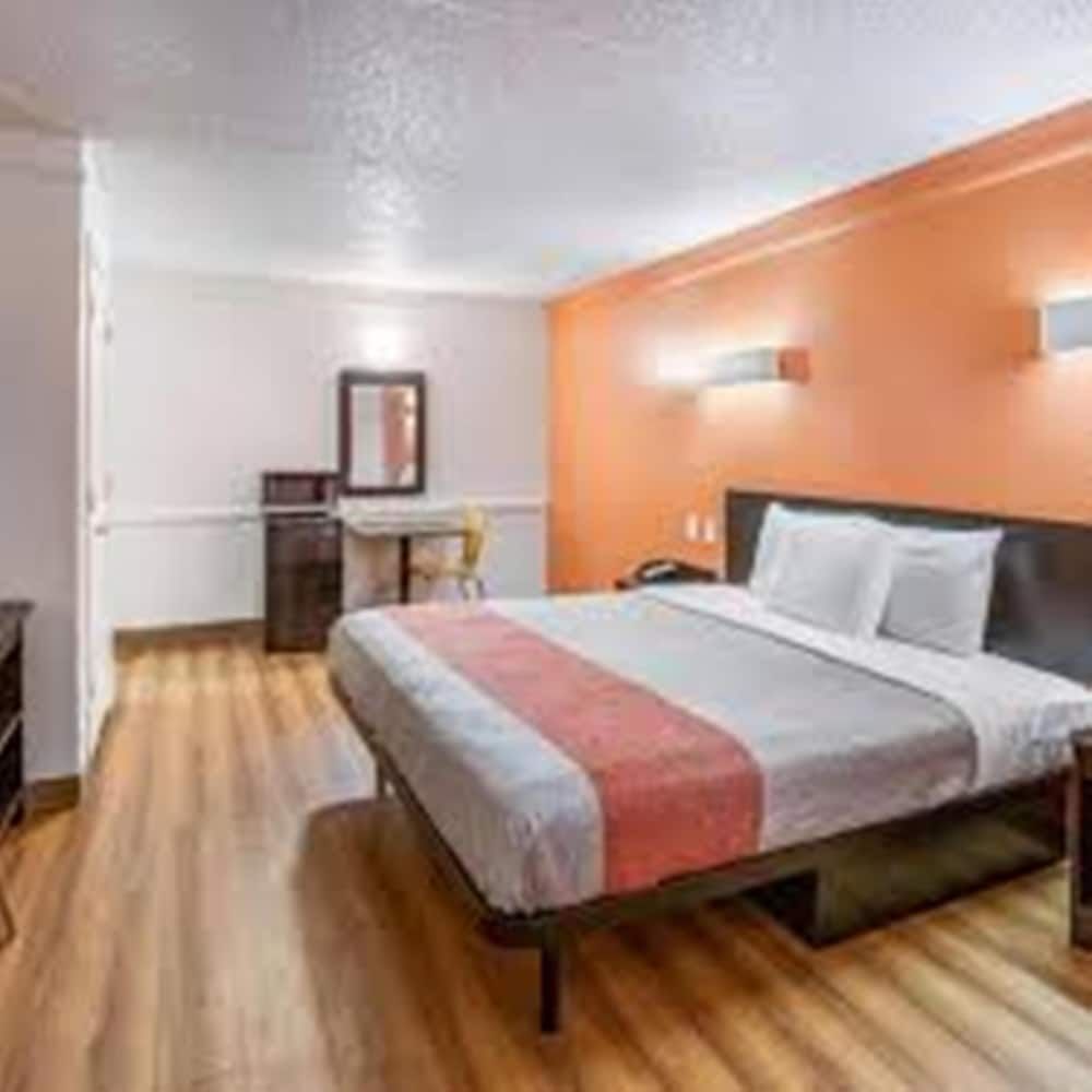 Motel 6 Euless, TX - DFW West Standard Room, 1 King Bed, Non Smoking 4