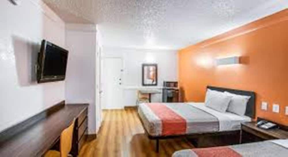 Motel 6 Euless, TX - DFW West Standard Room, 2 Double Beds, Non Smoking 3