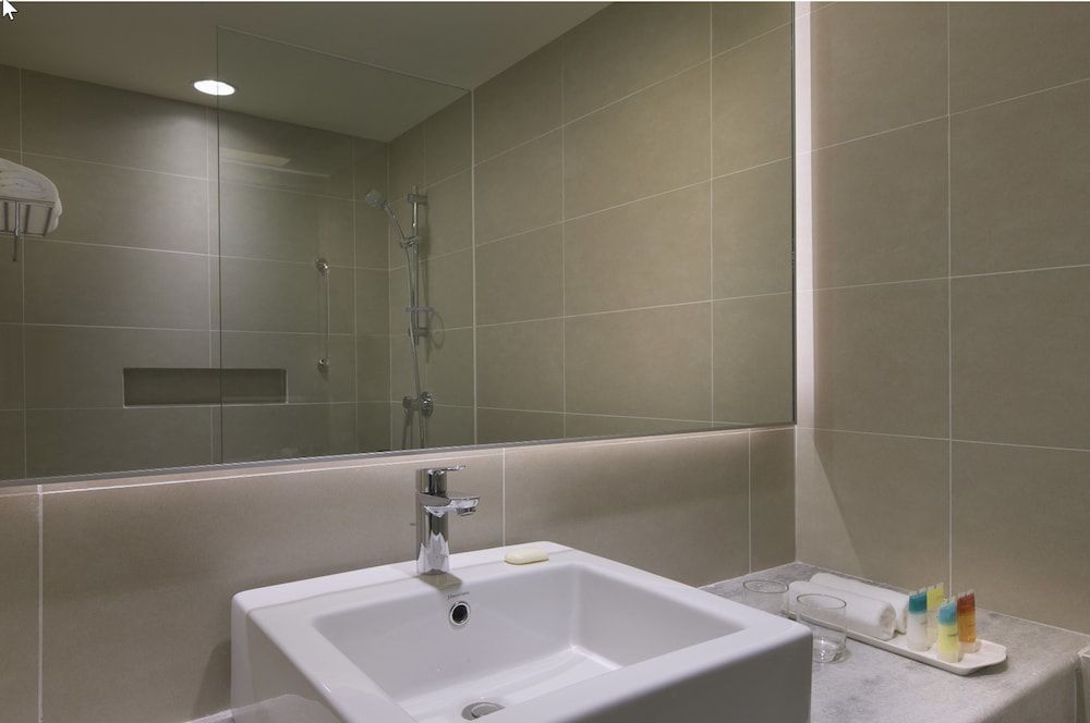 Mercure Penang Beach Superior Room, 1 King Bed 5