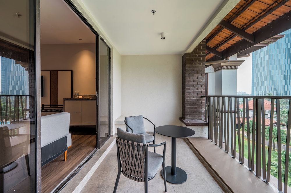 Suite, 1 King Bed with Sofa bed, Non Smoking (Balcony)