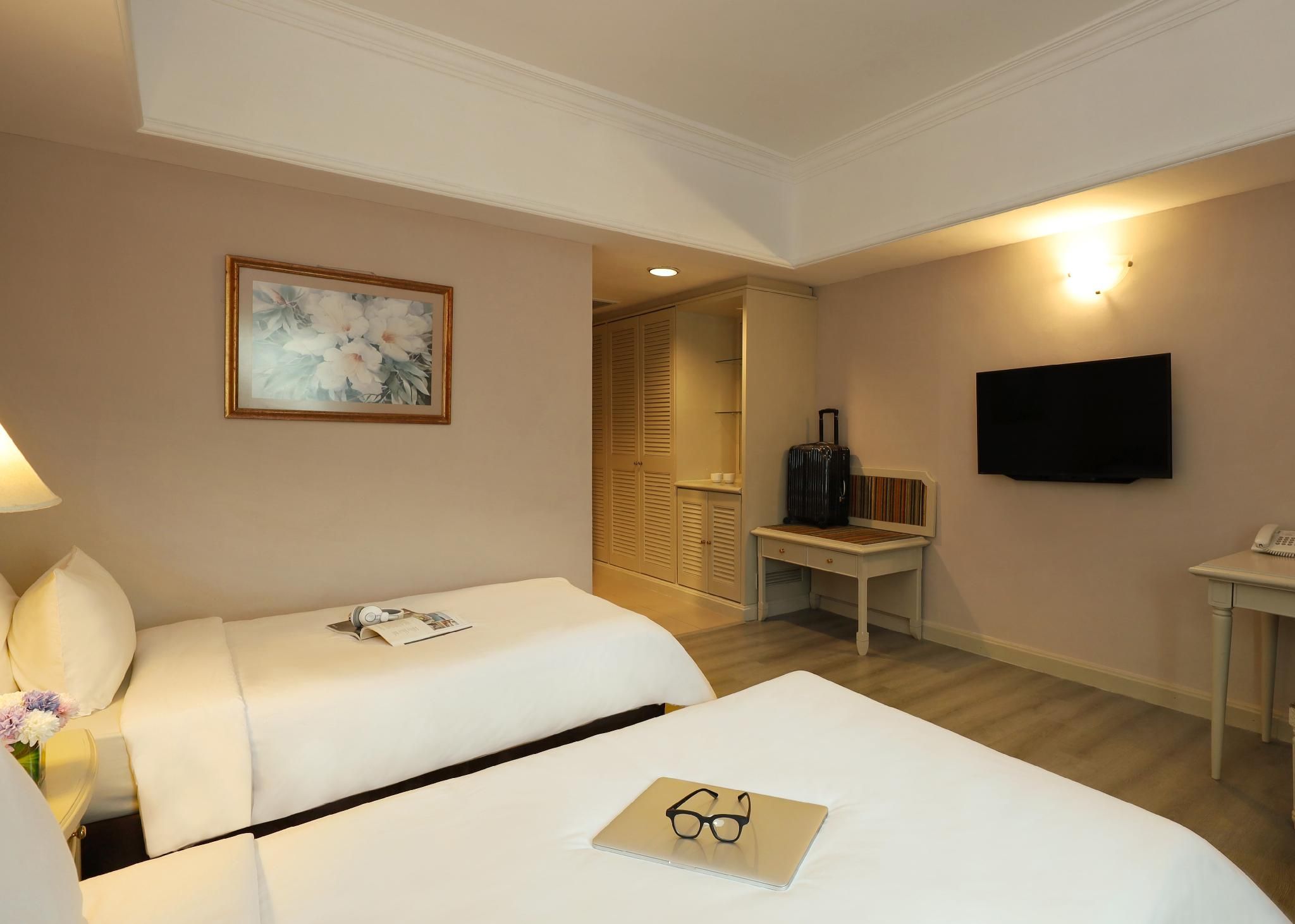 Deluxe Twin Polo View