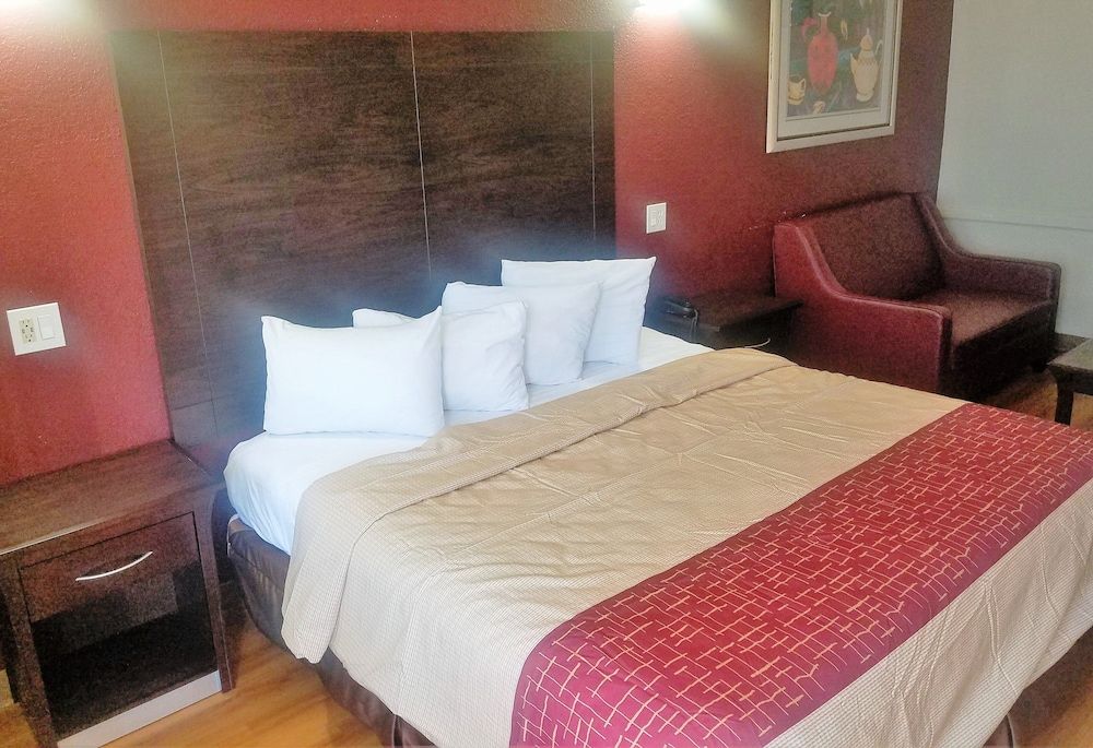 undefined Red Roof Inn & Suites Houston - Hobby Airport 2