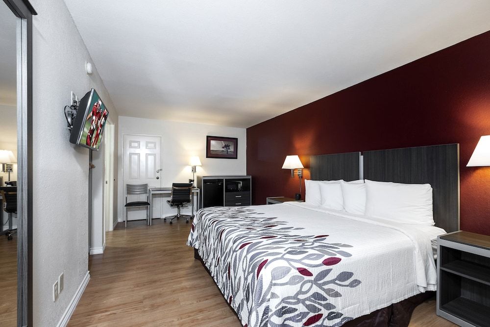 Red Roof Inn Houston North - FM 1960 & I-45 Deluxe Room, 1 King Bed, Smoking