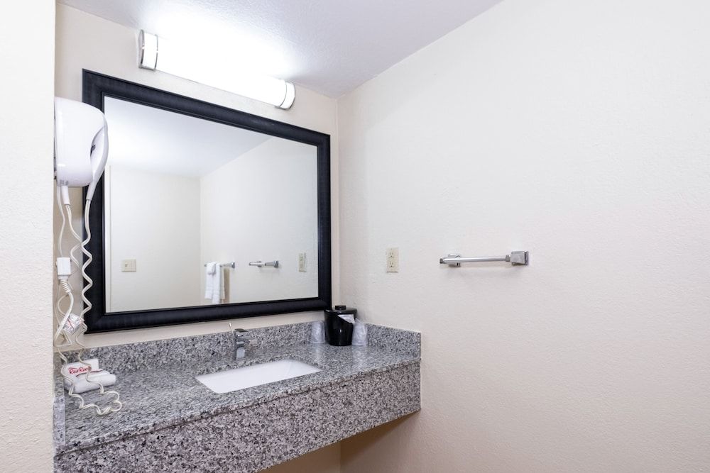 Red Roof Inn Houston North - FM 1960 & I-45 Deluxe Room, 1 King Bed, Smoking 6