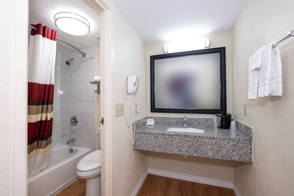 Red Roof Inn Houston North - FM 1960 & I-45 Deluxe Room, 1 King Bed, Smoking 4