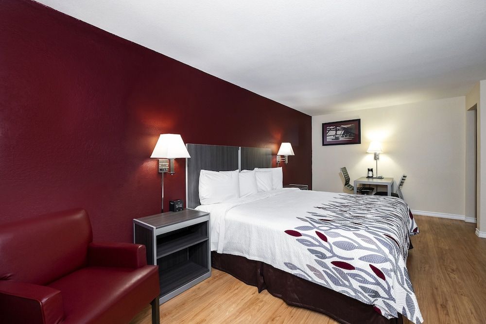 Red Roof Inn Houston North - FM 1960 & I-45 Deluxe Room, 1 King Bed, Smoking 2