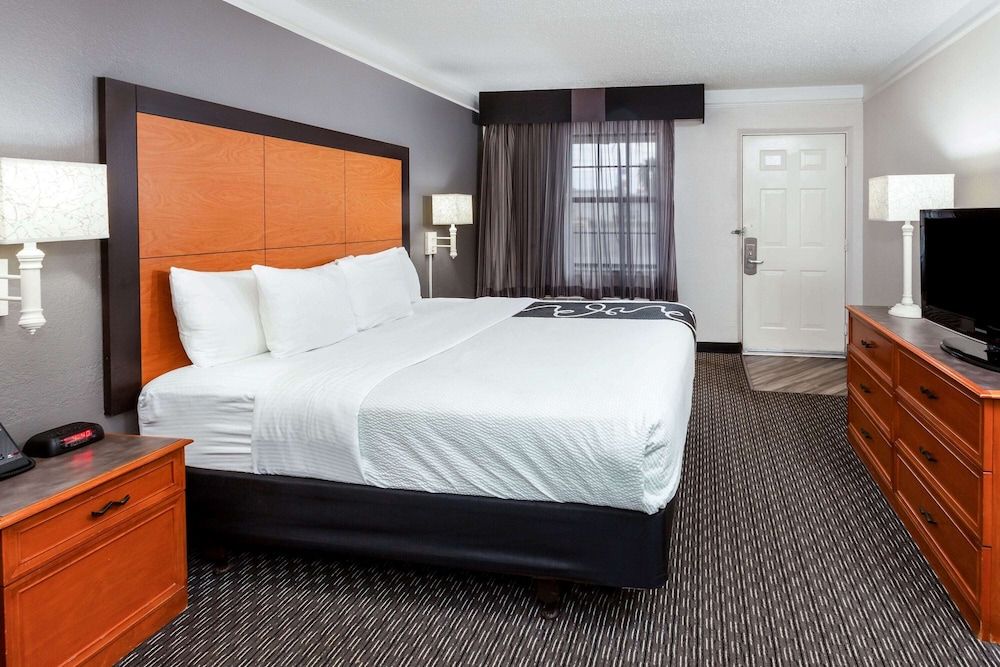 Room, 1 King Bed, Non Smoking, Bathtub (Mobility/Hearing Accessible)