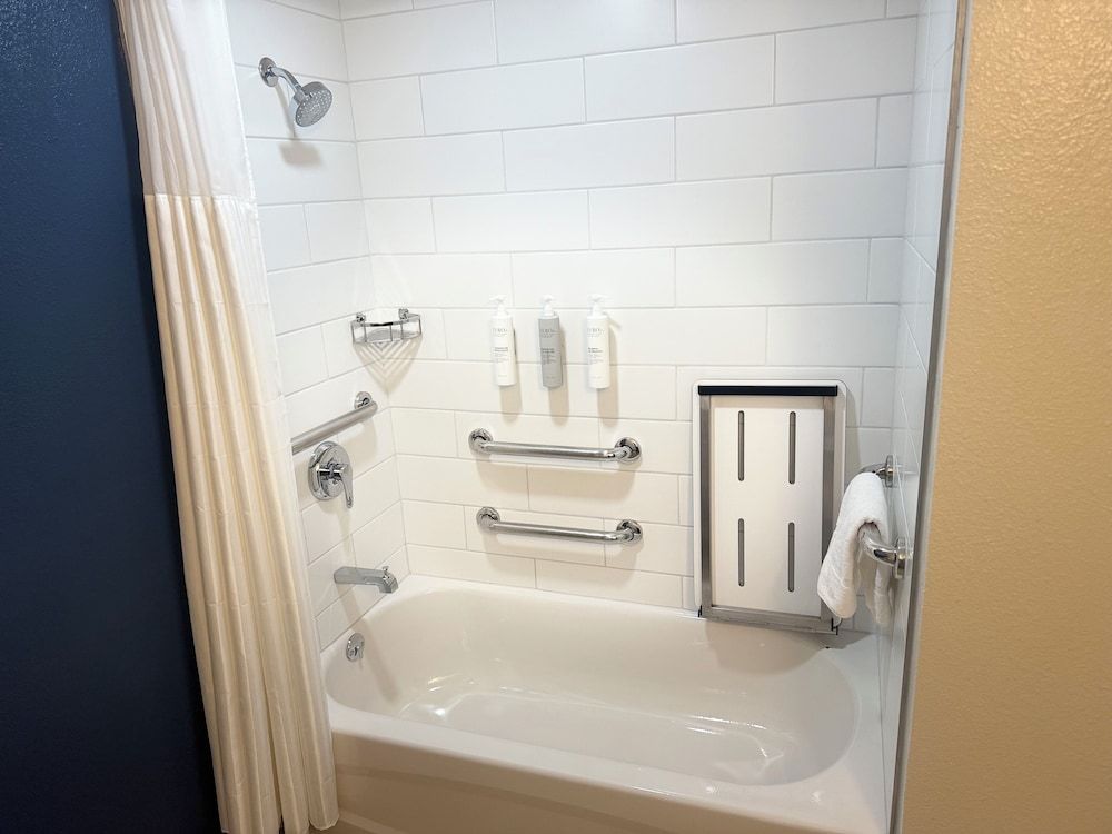 Spark by Hilton Denver Tech Center Greenwood Village Room, 1 King Bed, Accessible, Bathtub (Mobility) 11