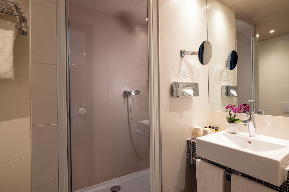 Hotel Park Lane Paris Classic Twin Room 6