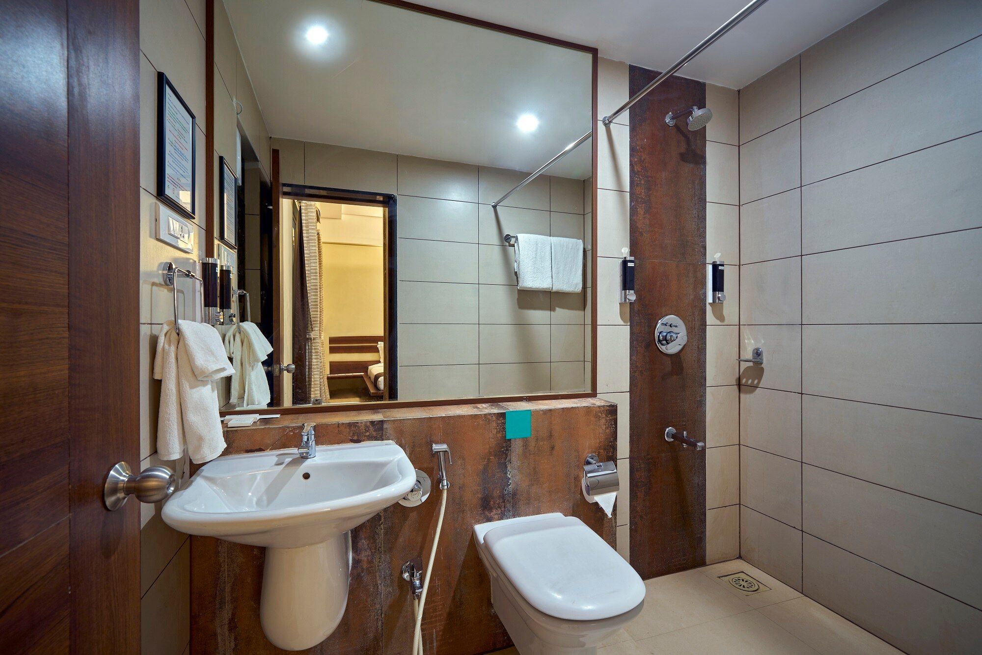 Hotel 3 Leaves Standard Double Room 8