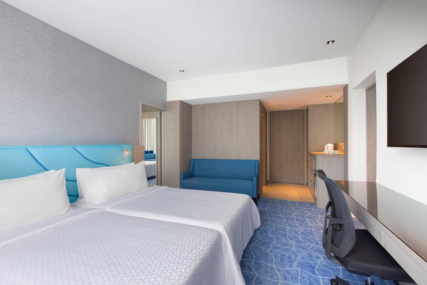 Family Room, Bedroom 1: 1 King, Bedroom 2: 2 Twin, City View