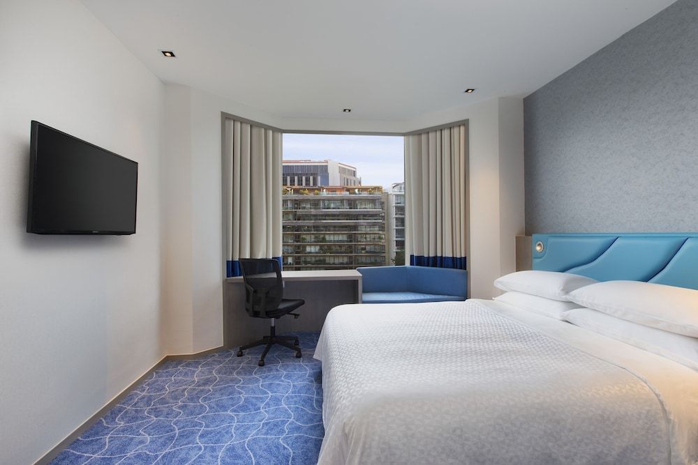 Room, 1 King Bed, River View