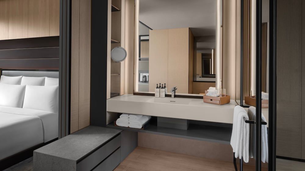 InterContinental Singapore Robertson Quay by IHG Classic Room, 1 King Bed, Corner (Business Lounge Access) 3